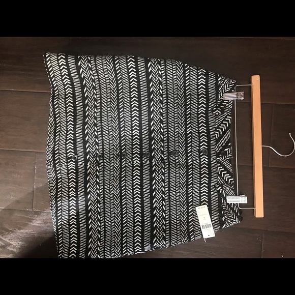 Lovely black&white skirt - Picture 2 of 3